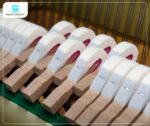 Đàn Piano Yamaha UX300 có búa đàn được ghim hình chữ T, lõi bằng gỗ gụ, bọc nỉ hai bên