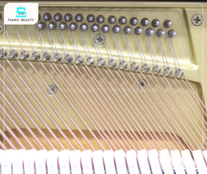 Đàn Piano Yamaha UX300Wn sở hữu dây đàn được làm từ thép cường độ cao