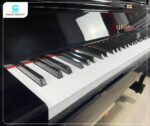 Đàn Piano Yamaha UX5 với các phím đàn được sản xuất từ làm từ gỗ vân sam phủ lớp nhựa cao cấp