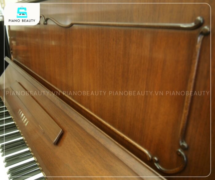 Đàn Piano Yamaha UX500WnC có lớp vỏ sang trọng với vân gỗ nâu tự nhiên