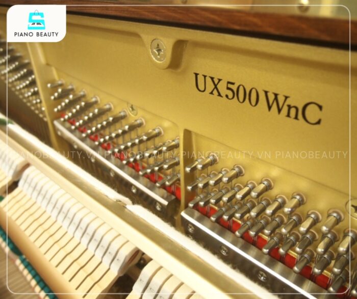 Đàn Piano Yamaha UX500WnC có âm sắc trầm ấm, vang dội và đầy đặn.