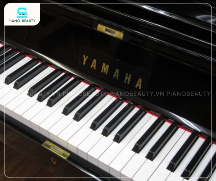 Đàn Piano Yamaha UX50BL trang bị các phím di chuyển mượt mà, phản hồi nhanh chóng