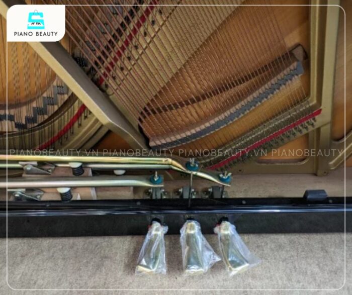 Đàn Piano Yamaha UX50BL trang bị 3 pedal, hỗ trợ người chơi linh hoạt điều chỉnh sắc thái âm thanh