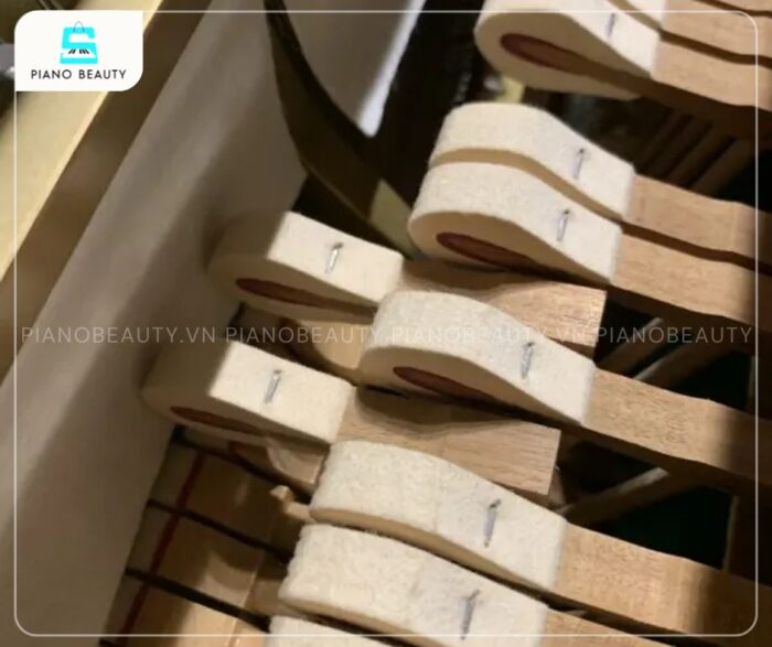 Đàn Piano Yamaha UX50WnC trang bị búa đàn lõi bằng gỗ gụ phủ nỉ cao cấp