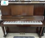 Đàn Piano Yamaha W102 nổi bật với sắc gỗ nâu đỏ sang trọng, cổ điển