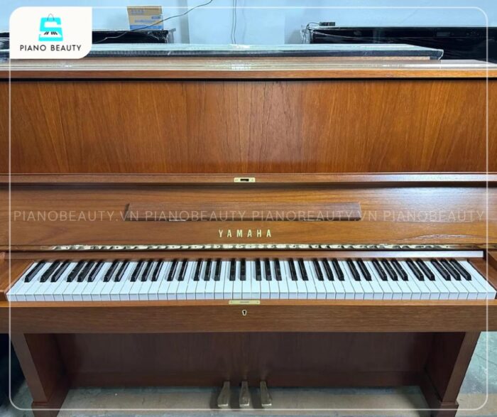 Đàn Piano Yamaha W103 có thân đàn thường được chế tác từ gỗ Teak hoặc gỗ Óc chó quý hiếm