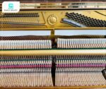 Đàn Piano Yamaha W103 kết hợp hài hòa giữa dải âm trầm uy lực và âm bổng ngân vang