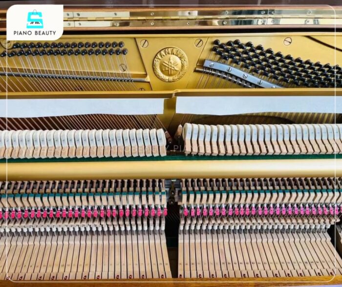 Đàn Piano Yamaha W103 kết hợp hài hòa giữa dải âm trầm uy lực và âm bổng ngân vang