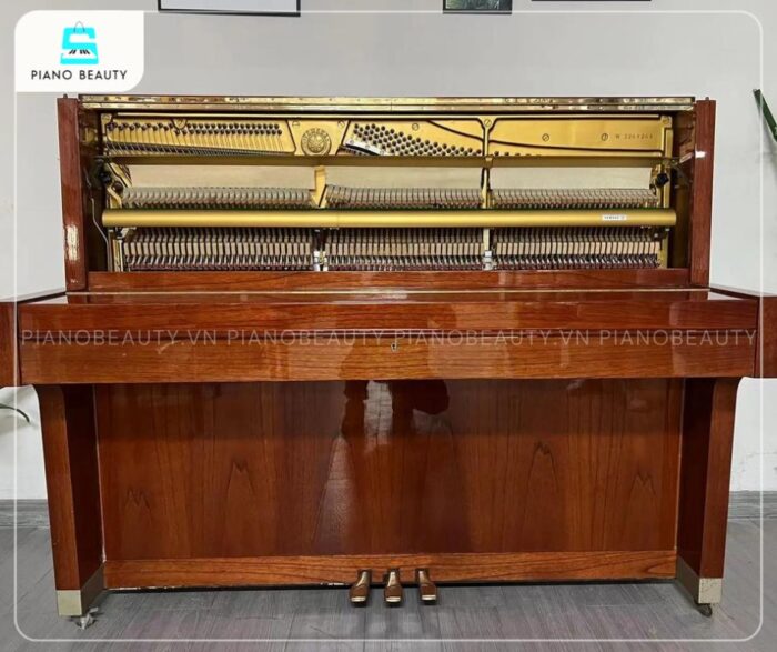 Đàn Piano Yamaha W104 gây ấn tượng với những đường vân gỗ tự nhiên