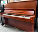 Đàn Piano Yamaha W104 được sản xuất từ vật liệu gỗ Mindy cao cấp