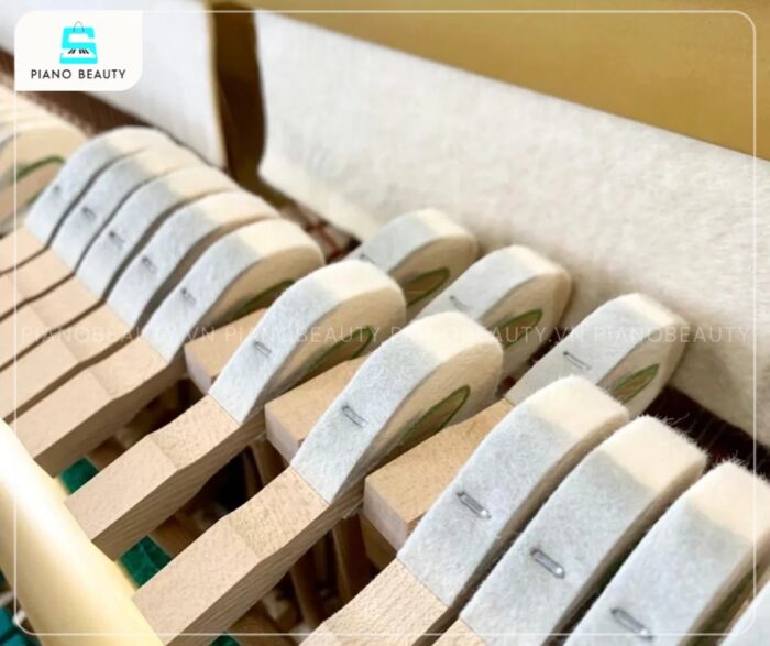 Đàn Piano Yamaha W104 có búa đàn làm từ chất liệu lông cừu tự nhiên cao cấp