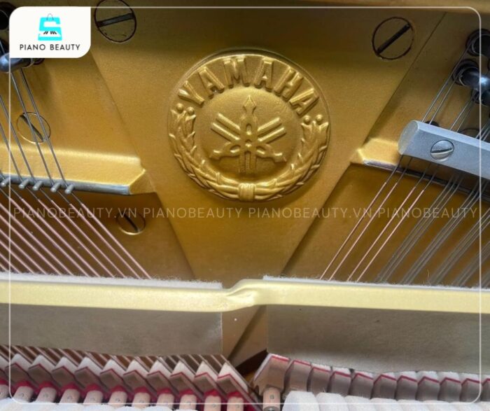 Đàn Piano Yamaha W105 có hệ thống dây đàn được sản xuất từ thép cường độ cao