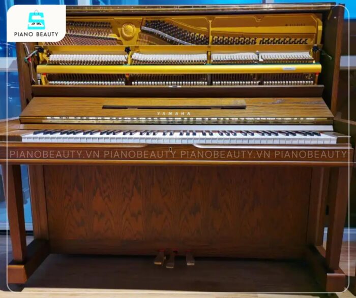 Đàn Piano Yamaha W105 là mẫu đàn piano cơ đứng cổ điển, toát lên vẻ sang trọng với chất liệu gỗ óc chó cao cấp