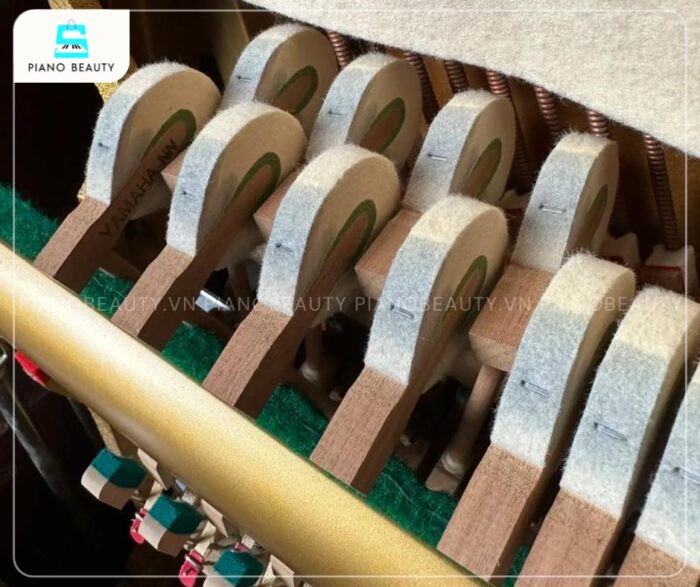 Lông cừu tự nhiên được lựa chọn cẩn thận cho búa đàn của Đàn Piano Yamaha W105