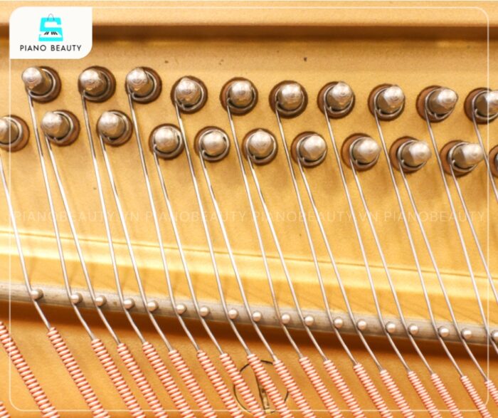 Đàn Piano Yamaha W106B với hệ thống dây đàn dài và đường kính lớn hơn
