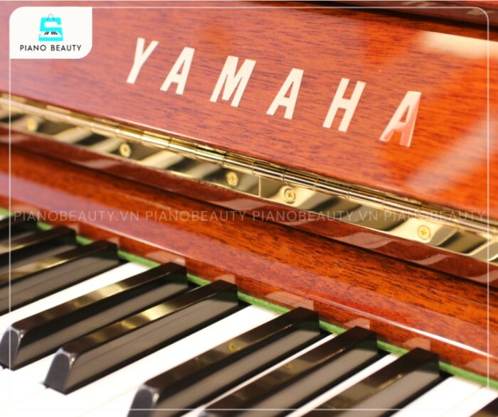 Đàn Piano Yamaha W106B với bàn phím mang lại cảm giác chắc chắn, êm ái và độ bền vượt trội