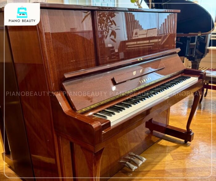 Đàn Piano Yamaha W106B sở hữu kiểu dáng upright cổ điển đặc trưng với chân cong