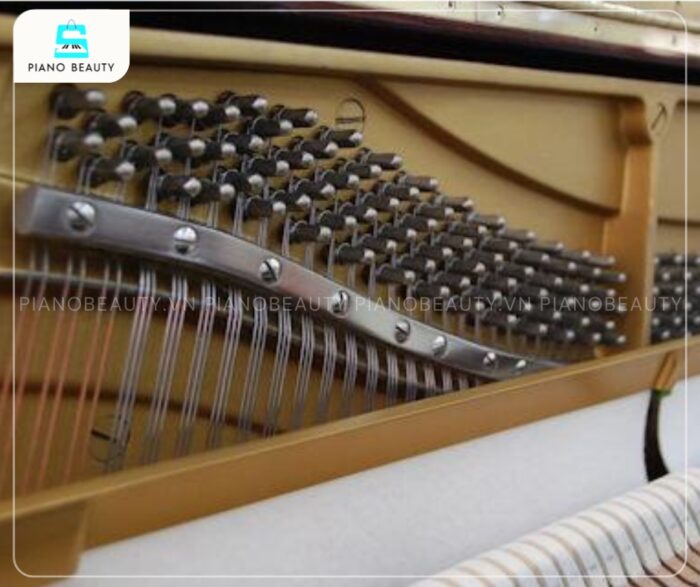 Đàn Piano Yamaha W106B có dây đàn làm từ thép cường độ cao có khả năng chịu lực tốt