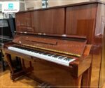 Đàn Piano Yamaha W106B có màu nâu gỗ bóng