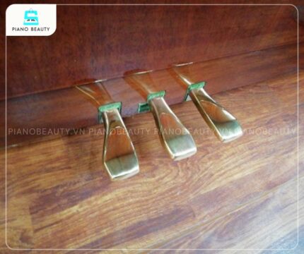 Đàn Piano Yamaha W106B trang bị hệ thống 3 pedal: Soft, Muffler, Damper