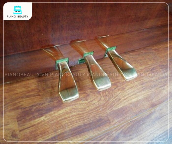 Đàn Piano Yamaha W106B trang bị hệ thống 3 pedal: Soft, Muffler, Damper