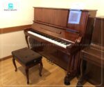 Đàn Piano Yamaha W106B có lớp vỏ ngoài được chế tác từ gỗ gụ tự nhiên