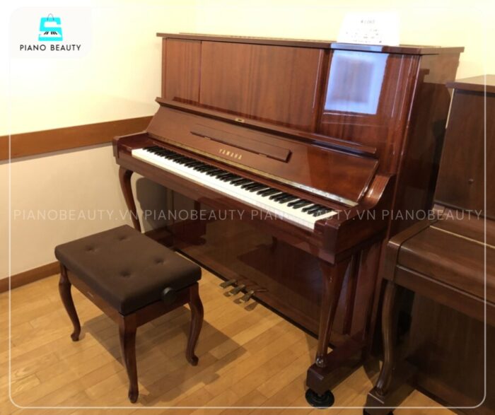 Đàn Piano Yamaha W106B có lớp vỏ ngoài được chế tác từ gỗ gụ tự nhiên