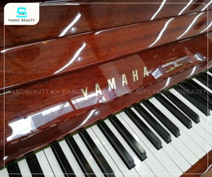 Đàn Piano Yamaha W106B có bàn phím được chế tác từ Phenolic Resin, với bề mặt phím trắng là Acrylic và phím đen là Phenol