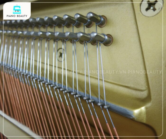 Đàn Piano Yamaha W106BB kích thước bảng cộng hưởng được cải tiến và độ dài dây đàn tối ưu