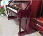 Đàn Piano Yamaha W106BB mang phong cách thiết kế cổ điển với phần chân cong tinh xảo