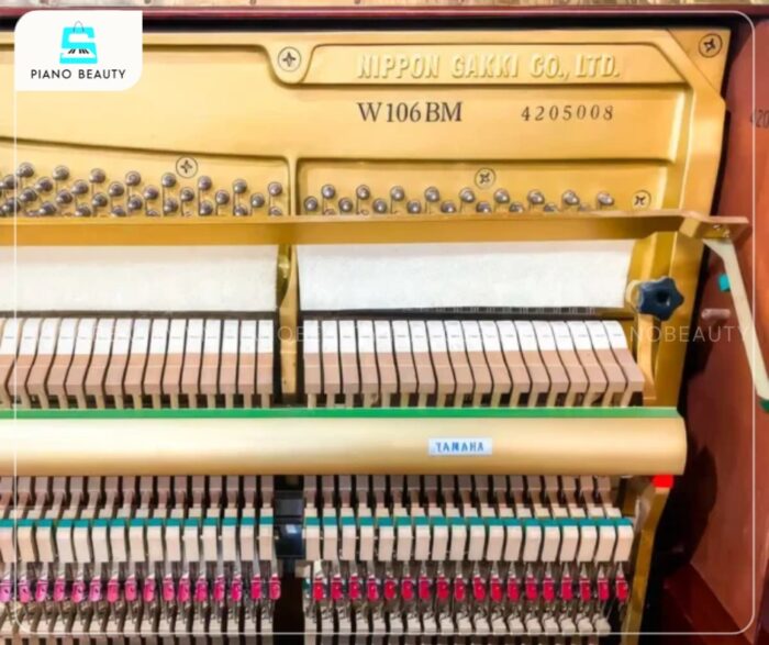 Đàn Piano Yamaha W106BM với tiếng đàn mang âm sắc ấm áp, chiều sâu, mạnh mẽ