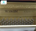 Đàn Piano Yamaha W106BM có chất âm ấm áp, giàu chiều sâu, mạnh mẽ và có độ ngân vang ấn tượng