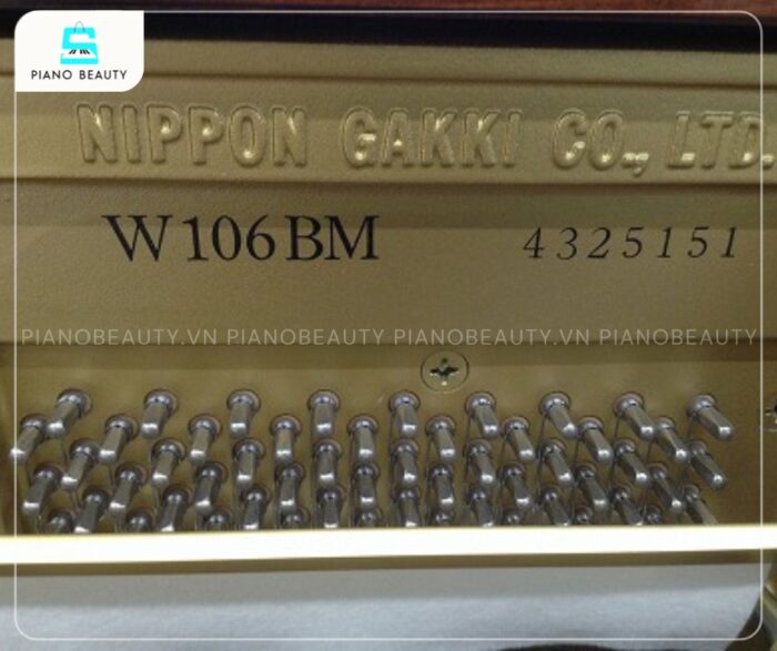 Đàn Piano Yamaha W106BM có chất âm ấm áp, giàu chiều sâu, mạnh mẽ và có độ ngân vang ấn tượng