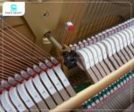 Đàn Piano Yamaha W106BM hệ thống dây đàn dài từ thép chắc chắn