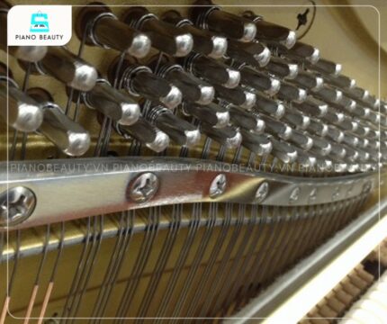 Đàn Piano Yamaha W106BM gây ấn tượng với âm thanh chất lượng cao và có độ ngân vang tốt