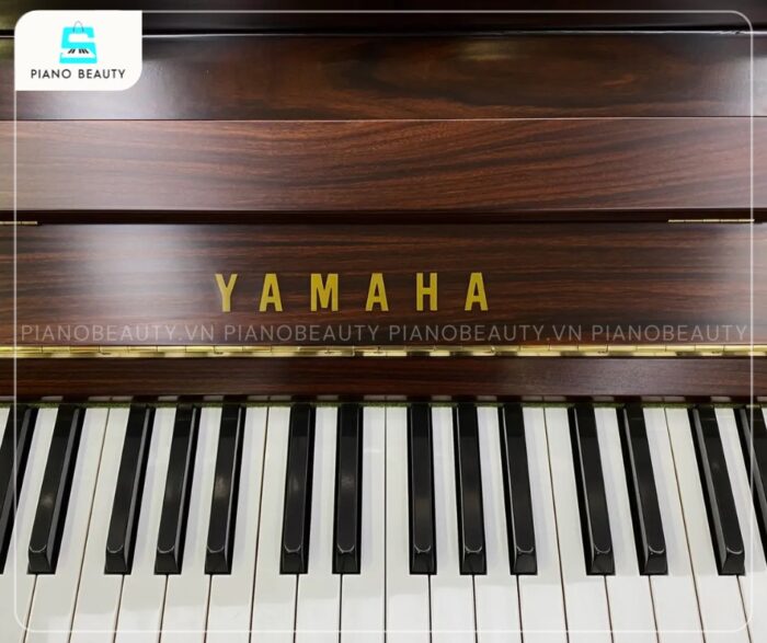 Bàn phím 88 phím của Yamaha W107B được chế tạo từ gỗ và phủ một lớp Phenolic Resin cao cấp, mang lại cảm giác phím êm ái, thoải mái
