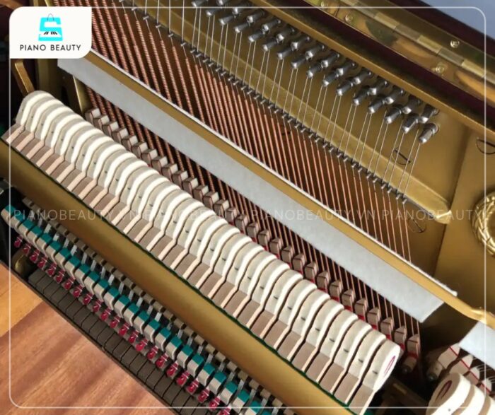 Đàn Piano Yamaha W108B được đánh giá cao nhờ chất âm phong phú, ấm áp