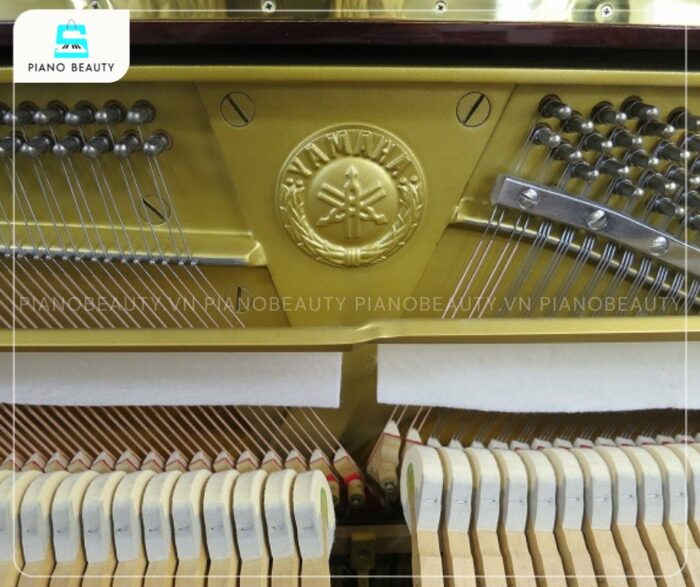 Đàn Piano Yamaha W108B gây ấn tượng với chất lượng âm thanh xuất sắc, với độ vang và ấm áp đặc trưng