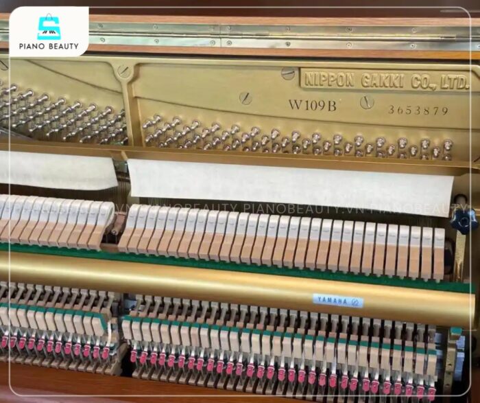 Đàn Piano Yamaha W109B được thiết kế để mang đến chất âm phong phú, ấm áp, có độ vang và khả năng cộng hưởng xuất sắc