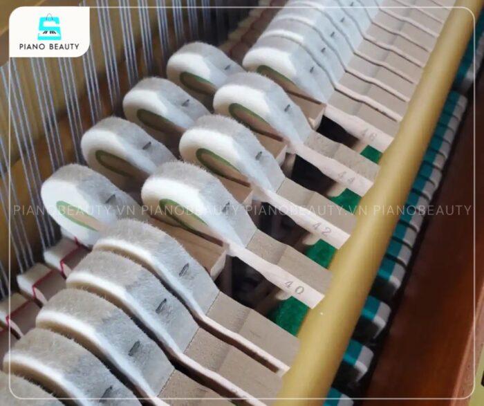Đàn Piano Yamaha W109B có hệ thống búa đàn được chế tác từ chất liệu nỉ len cao cấp, cho chất âm dày và ấm