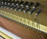 Đàn Piano Yamaha W110BB có dây đàn làm từ chất liệu thép cao cấp