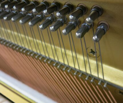 Đàn Piano Yamaha W110BB có dây đàn làm từ chất liệu thép cao cấp