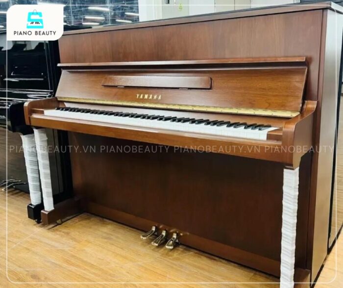 Đàn Piano Yamaha W116WT có thiết kế cổ điển sang trọng với chất liệu gỗ Walnut cao cấp