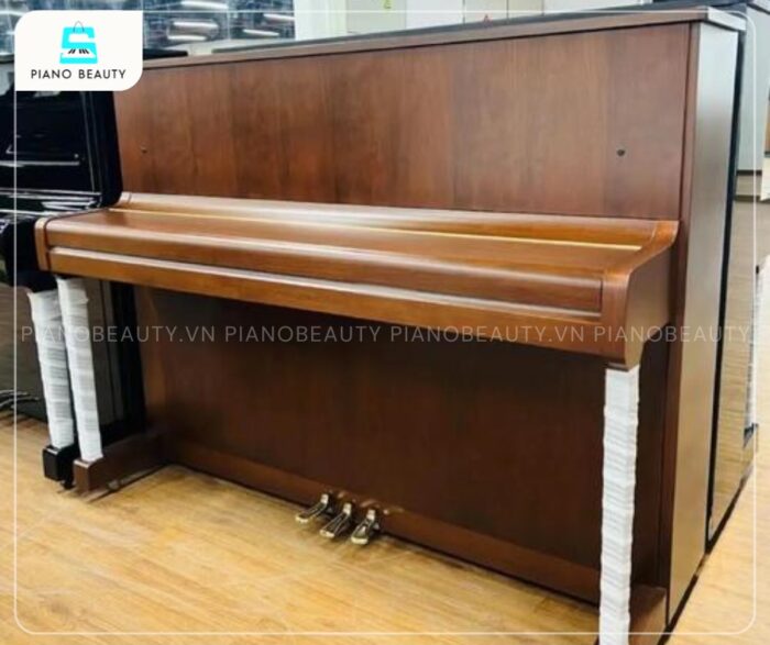 Đàn Piano Yamaha W116WT mang nét đẹp cổ điển, thu hút mọi ánh nhìn với chất liệu gỗ Walnut cao cấp và màu nâu sẫm đặc trưng