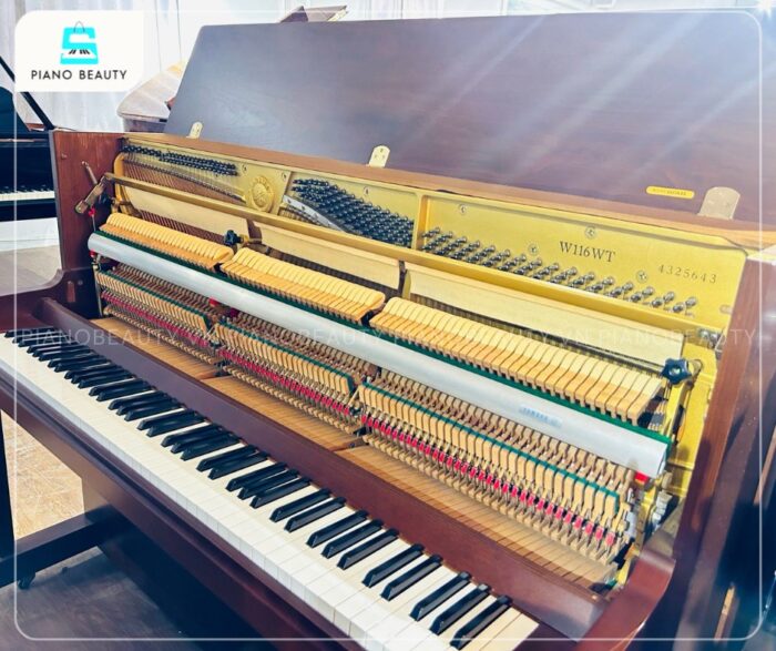 Đàn Piano Yamaha W116WT có bàn phím nhạy bén, hệ thống 3 pedal linh hoạt