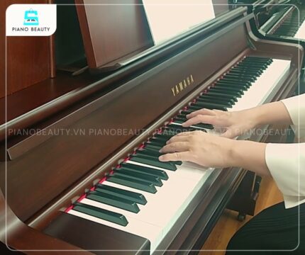 Đàn Piano Yamaha WX3AWn được hoàn thiện bằng gỗ óc chó tự nhiên