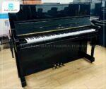 Đàn Piano Yamaha YU10 được hoàn thiện bằng lớp sơn đen bóng bẩy