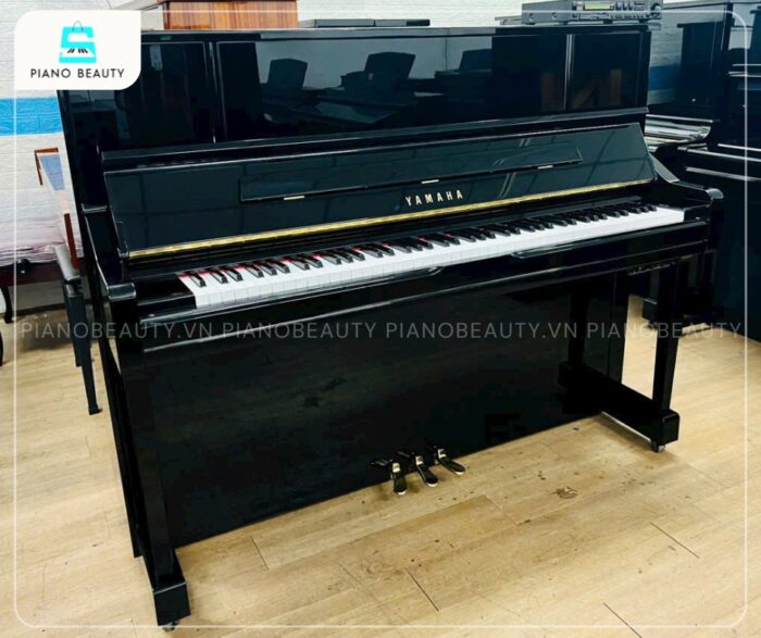 Đàn Piano Yamaha YU10 được hoàn thiện bằng lớp sơn đen bóng bẩy