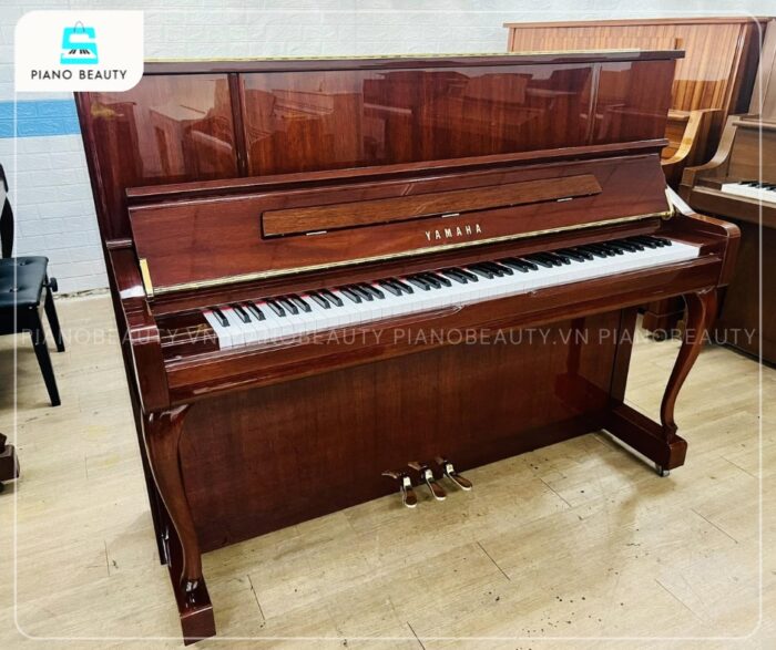 Đàn Piano Yamaha YU10MhC mang vẻ ngoài sang trọng nhờ thiết kế gỗ gụ Mahogany.