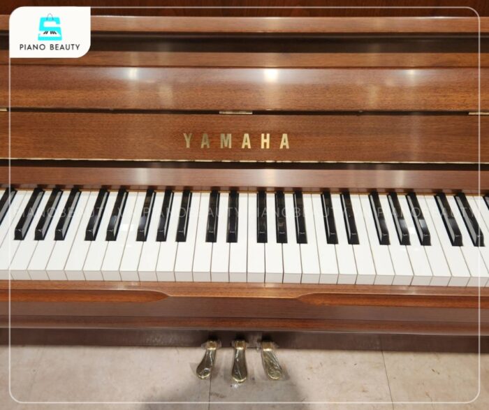 Đàn Piano Yamaha YU10WnC có bàn phím làm từ gỗ thông, nổi bật với độ nhạy bén, khả năng phản hồi tức thì và chuẩn xác